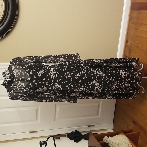 Caara Dresses & Skirts - Gorgeous women's CAARA black floral dress